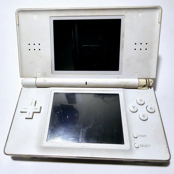 Nintendo DS Lite 2006 White Works Console/Case No Power Cord No Stylus Plz Read - Picture 3 of 14